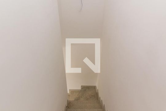 Escada de apartamento à venda com 2 quartos, 60m² em Vila Mazzei, São Paulo