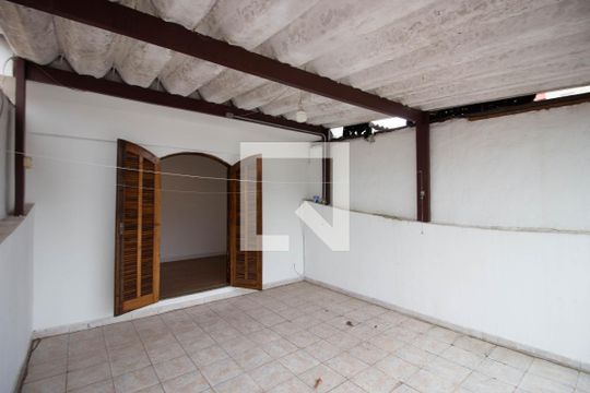 varanda de casa para alugar com 2 quartos, 100m² em Vila Rosaria, São Paulo