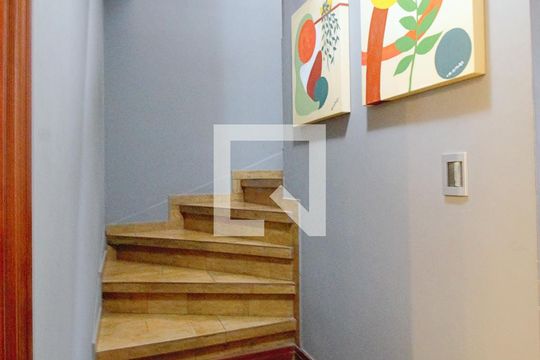 Escada de casa à venda com 4 quartos, 200m² em Jardim Taboão, São Paulo