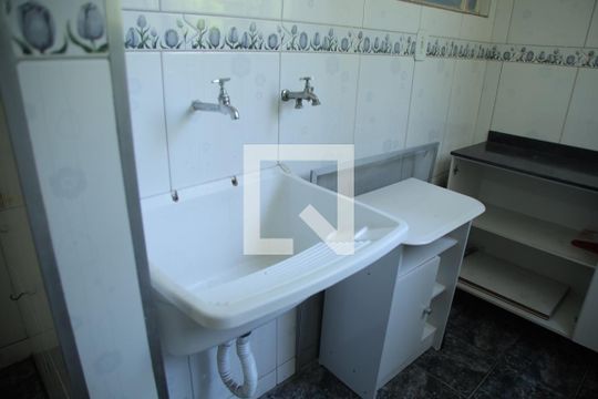 Cozinha e Área de Serviço de apartamento para alugar com 2 quartos, 50m² em São Pedro, Osasco