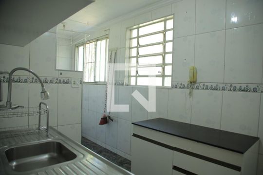 Cozinha e Área de Serviço de apartamento para alugar com 2 quartos, 50m² em São Pedro, Osasco