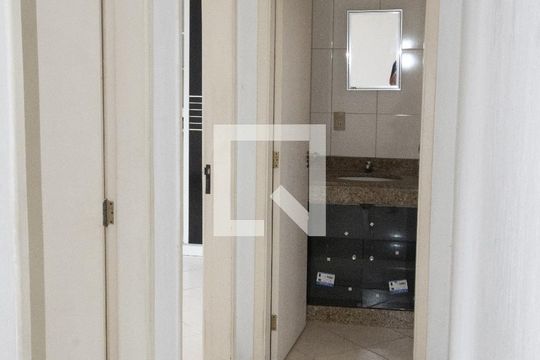 Corredor de apartamento para alugar com 3 quartos, 110m² em Jardim Vinte E Cinco de Agosto, Duque de Caxias