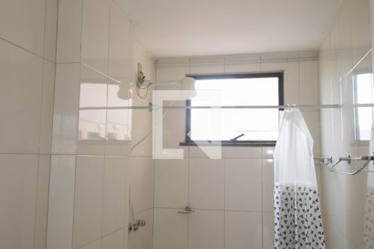 Banheiro 1 de apartamento para alugar com 3 quartos, 110m² em Jardim Vinte E Cinco de Agosto, Duque de Caxias