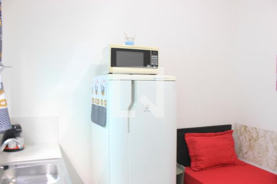 Geladeira da kitnet/cozinha de kitnet/studio para alugar com 1 quarto, 27m² em Jardim Santa Edwirges, Guarulhos
