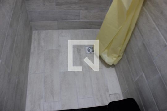 Banheiro de kitnet/studio para alugar com 1 quarto, 27m² em Jardim Santa Edwirges, Guarulhos