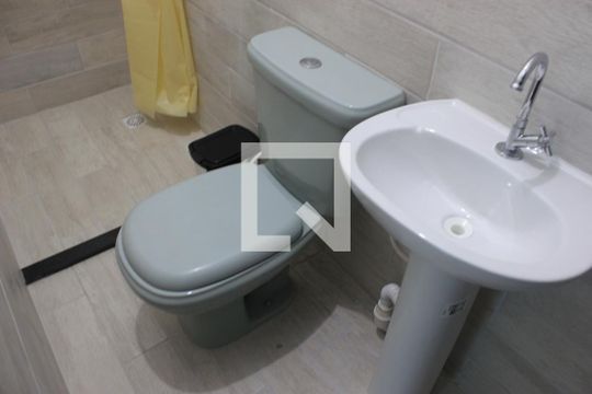 Banheiro de kitnet/studio para alugar com 1 quarto, 27m² em Jardim Santa Edwirges, Guarulhos