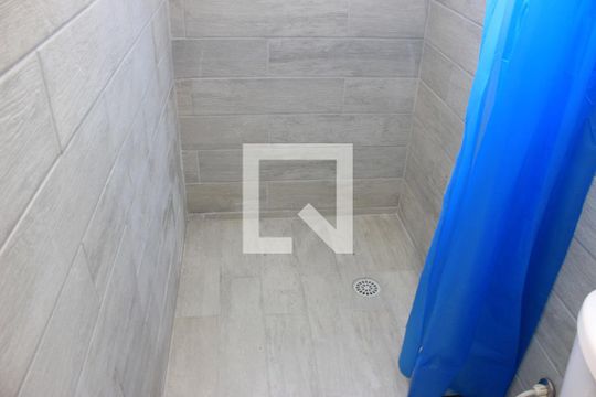 Banheiro de kitnet/studio para alugar com 1 quarto, 27m² em Jardim Santa Edwirges, Guarulhos