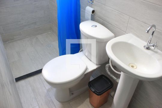 Banheiro de kitnet/studio para alugar com 1 quarto, 27m² em Jardim Santa Edwirges, Guarulhos