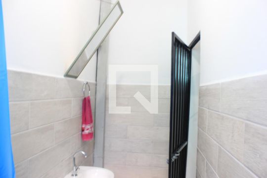 Banheiro de kitnet/studio para alugar com 1 quarto, 27m² em Jardim Santa Edwirges, Guarulhos