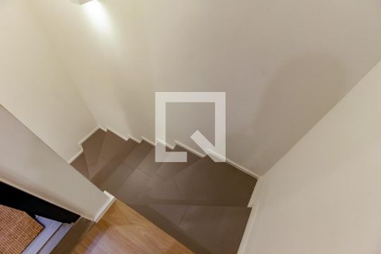 Escadas de casa de condomínio à venda com 2 quartos, 112m² em Real Parque, São Paulo