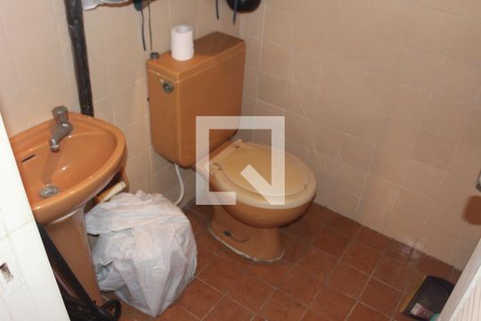 Banheiro de serviço de apartamento para alugar com 1 quarto, 70m² em Itararé, São Vicente