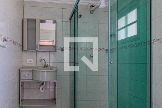 Banheiro da suíte de casa para alugar com 2 quartos, 76m² em Jardim Angela Maria, Carapicuíba