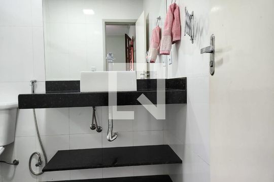 Banheiro de casa à venda com 5 quartos, 210m² em Sagrada Família, Belo Horizonte