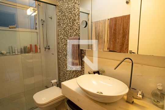 Banheiro da suíte de apartamento para alugar com 3 quartos, 95m² em Bela Vista, São Paulo