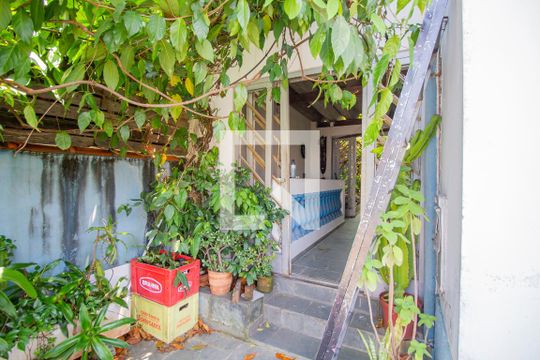 Quintal de casa para alugar com 3 quartos, 110m² em Jardim das Bandeiras, São Paulo