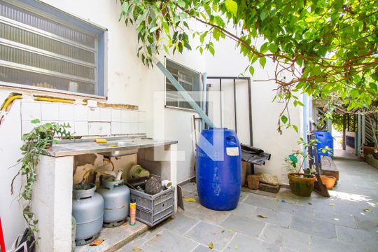 Quintal de casa para alugar com 3 quartos, 110m² em Jardim das Bandeiras, São Paulo