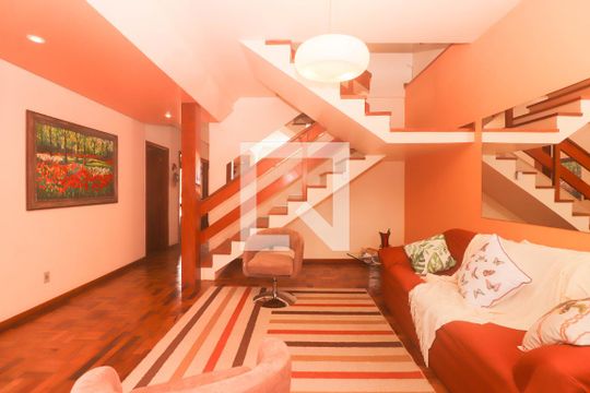 Sala  de casa à venda com 4 quartos, 400m² em Chácara das Pedras, Porto Alegre