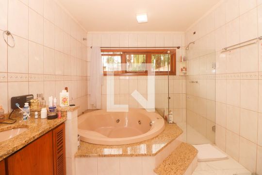 Banheiro da Suíte de casa à venda com 4 quartos, 400m² em Chácara das Pedras, Porto Alegre
