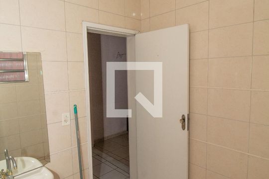 Banheiro Social inferior de casa à venda com 3 quartos, 293m² em Parque Tomas Saraiva, São Paulo