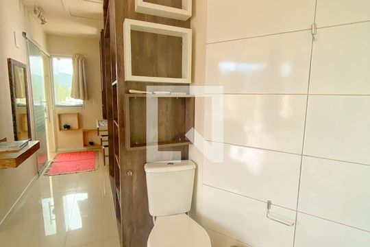 Banheiro de kitnet/studio para alugar com 1 quarto, 57m² em Cachoeira do Bom Jesus Leste, Florianópolis