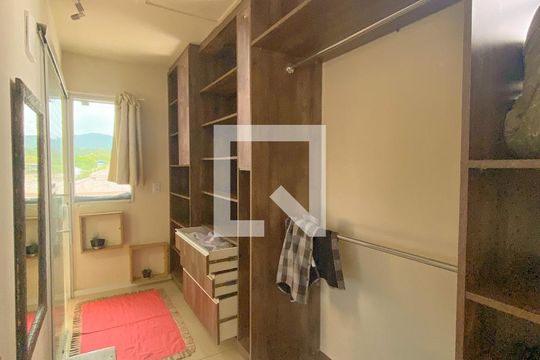 Closet da suíte de kitnet/studio para alugar com 1 quarto, 57m² em Cachoeira do Bom Jesus Leste, Florianópolis