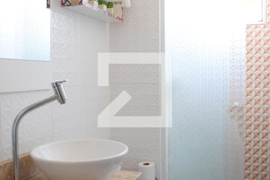 Banheiro de apartamento para alugar com 2 quartos, 48m² em Campo de Santana, Curitiba