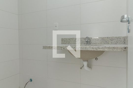 Banheiro de apartamento à venda com 1 quarto, 48m² em Passo D’areia, Porto Alegre