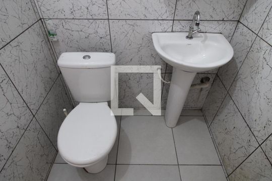 Banheiro de casa para alugar com 1 quarto, 32m² em Parque Císper, São Paulo