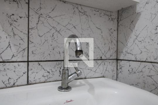 Banheiro de casa para alugar com 1 quarto, 32m² em Parque Císper, São Paulo