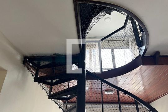 Escadas de apartamento para alugar com 1 quarto, 90m² em Vila Clementino, São Paulo