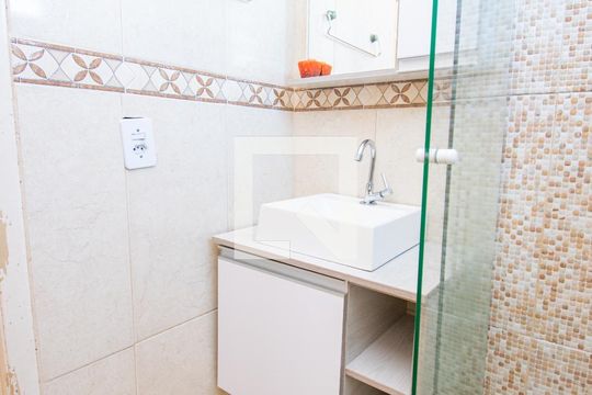 Banheiro de apartamento à venda com 2 quartos, 42m² em Partenon, Porto Alegre