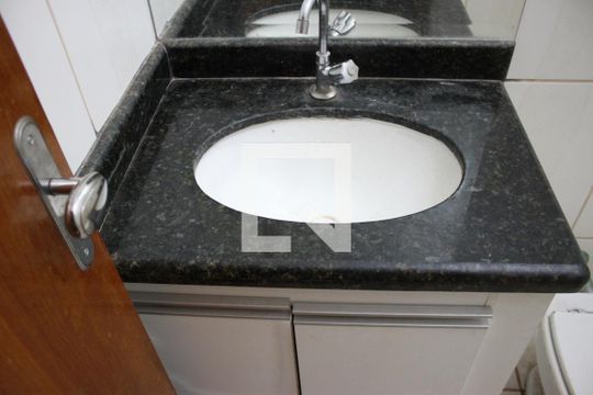 Banheiro de casa para alugar com 2 quartos, 80m² em Residencial Brisas da Mata, Goiânia