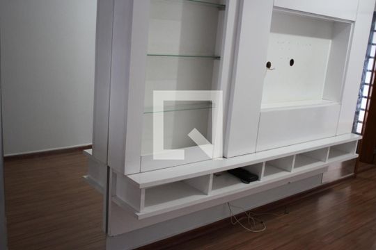 Sala de casa para alugar com 2 quartos, 80m² em Residencial Brisas da Mata, Goiânia