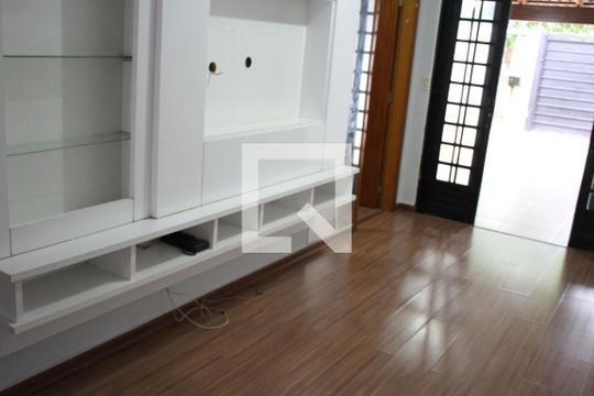 Sala de casa para alugar com 2 quartos, 80m² em Residencial Brisas da Mata, Goiânia