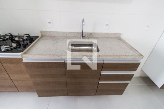 Detalhe da cozinha de apartamento para alugar com 1 quarto, 42m² em Jardim Tupanci, Barueri