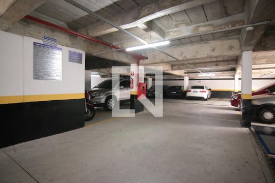 Garagem de apartamento para alugar com 2 quartos, 54m² em Vila Carmosina, São Paulo