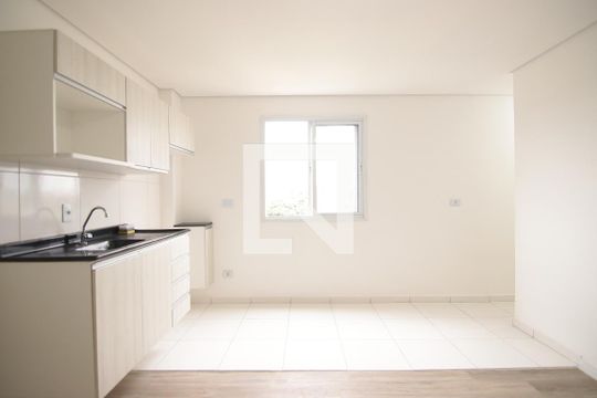 Cozinha de apartamento para alugar com 2 quartos, 54m² em Vila Carmosina, São Paulo