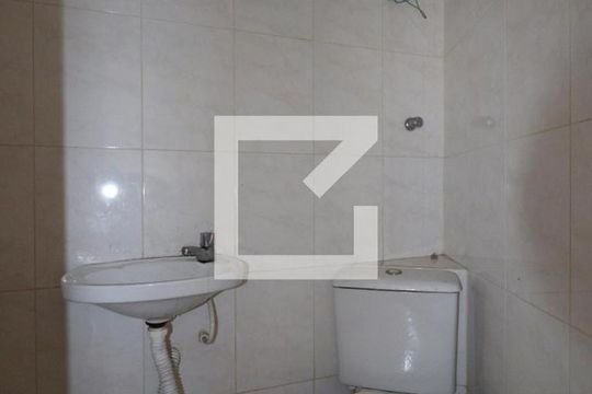 Banheiro de serviço de casa para alugar com 2 quartos, 100m² em Centro, São Gonçalo