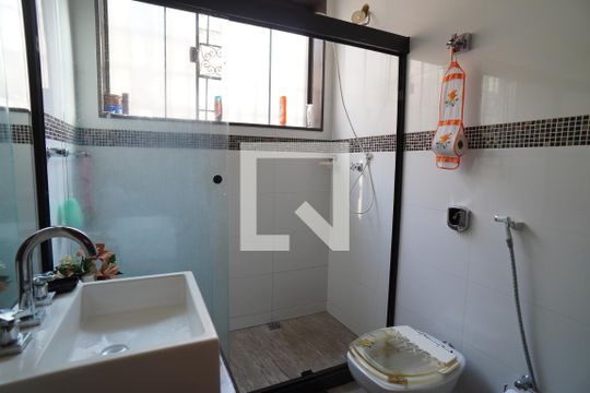 Banheiro de casa à venda com 5 quartos, 132m² em Fonseca, Niterói