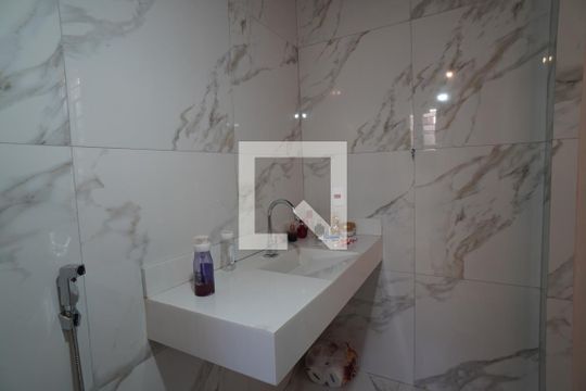 Banheiro de casa à venda com 5 quartos, 132m² em Fonseca, Niterói