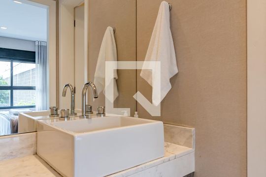 Banheiro de apartamento para alugar com 1 quarto, 40m² em Pinheiros, São Paulo