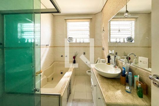Banheiro de casa para alugar com 5 quartos, 520m² em Alto da Lapa, São Paulo