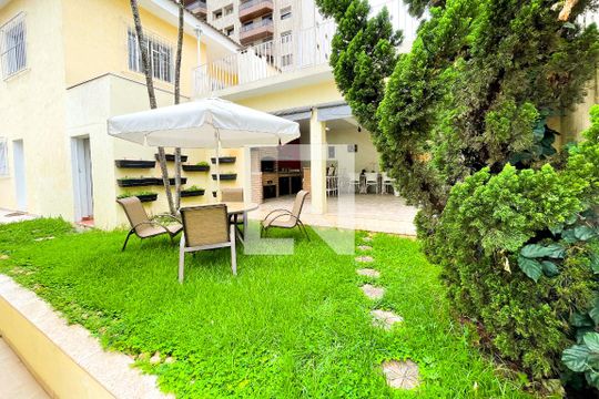 Quintal  de casa para alugar com 5 quartos, 520m² em Alto da Lapa, São Paulo