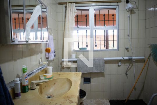 Banheiro de casa de condomínio à venda com 2 quartos, 200m² em Parada Inglesa, São Paulo