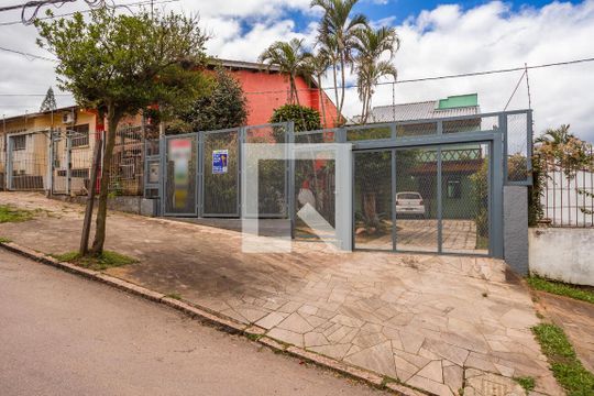 Fachada de casa à venda com 3 quartos, 264m² em Jardim do Salso, Porto Alegre
