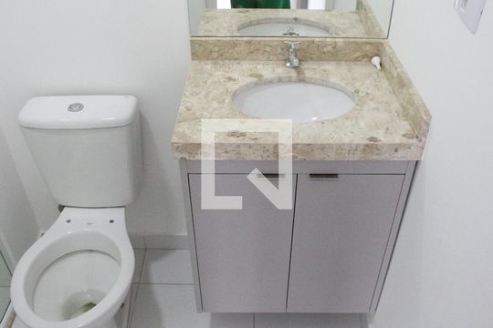 Banheiro de kitnet/studio para alugar com 1 quarto, 25m² em Santana, São Paulo
