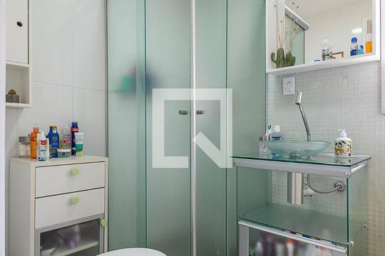 Banheiro de apartamento à venda com 2 quartos, 68m² em Vila Madalena, São Paulo