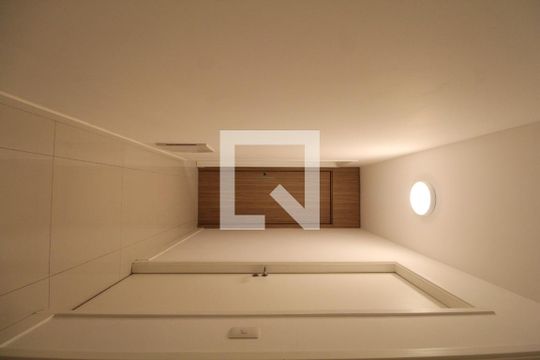 Corredor de apartamento para alugar com 3 quartos, 134m² em Barra da Tijuca, Rio de Janeiro