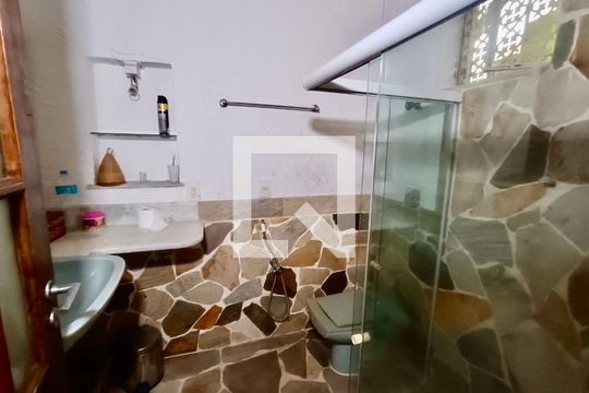 Banheiro social 1 de casa para alugar com 2 quartos, 600m² em Gávea, Rio de Janeiro