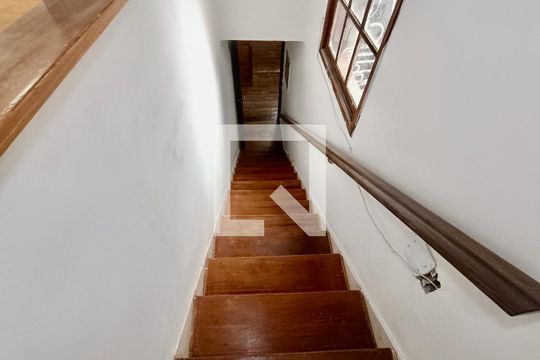 Escada para 2 piso de casa para alugar com 2 quartos, 600m² em Gávea, Rio de Janeiro